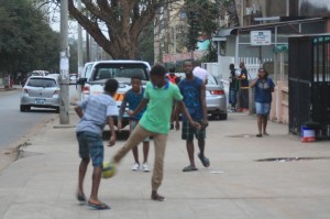 Meninos brincando na rua